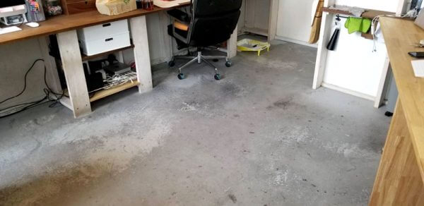 事務所の床を塗り直す前